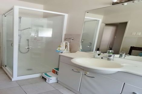 Photo of property in 77 Beechdale Crescent, Pakuranga Heights, Auckland, 2010