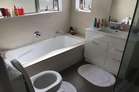 Photo of property in 24 Midhurst Avenue, Henderson, Auckland, 0612