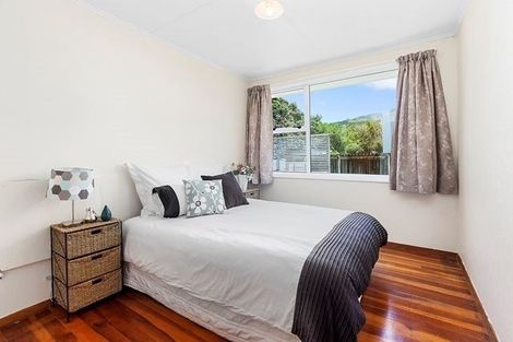 Photo of property in 32 Davidson Crescent, Tawa, Wellington, 5028