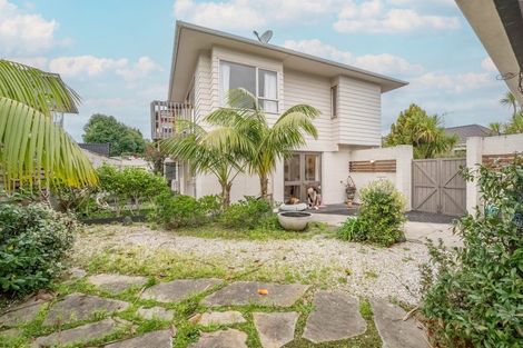 Photo of property in 1/18 Holdaway Avenue, Northcote, Auckland, 0627