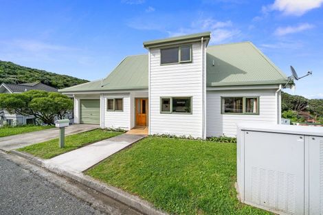 Photo of property in 1 Frobisher Street, Island Bay, Wellington, 6023
