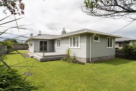 Photo of property in 2 Tararua Terrace, Cloverlea, Palmerston North, 4412