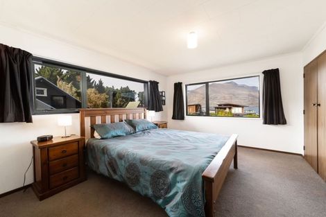Photo of property in 18 Poplar Drive, Kelvin Heights, Queenstown, 9300