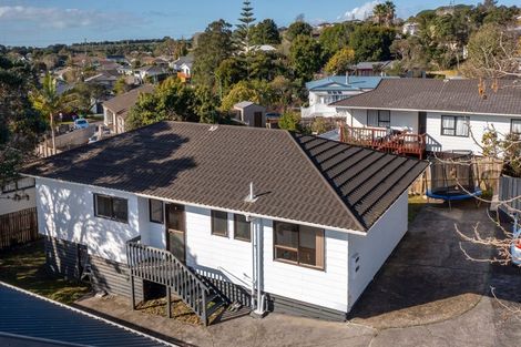 Photo of property in 2/16 Caribbean Drive, Unsworth Heights, Auckland, 0632