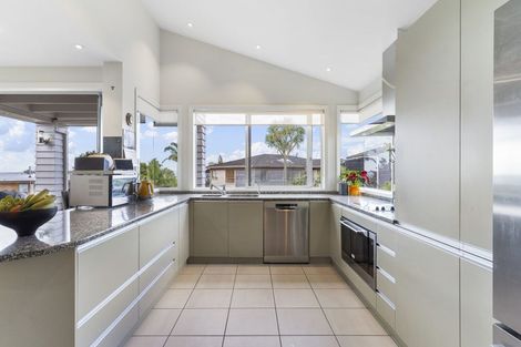 Photo of property in 1/164 Aberdeen Road, Campbells Bay, Auckland, 0620