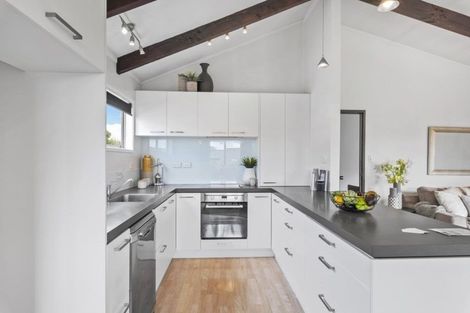 Photo of property in 2/10 Pierce Road, Milford, Auckland, 0620