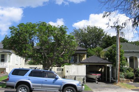 Photo of property in 19 Rutland Road, Stanley Point, Auckland, 0624