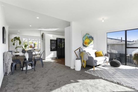 Photo of property in 4 Neil Avenue, Te Atatu Peninsula, Auckland, 0610