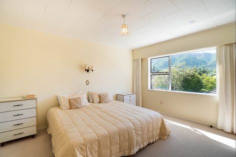 Photo of property in 10 Rewarewa Crescent, Waikanae, 5036