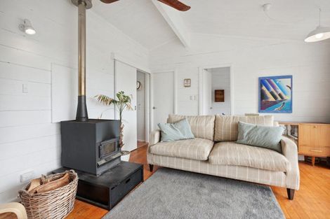 Photo of property in 42 Queens Road, Waikanae Beach, Waikanae, 5036