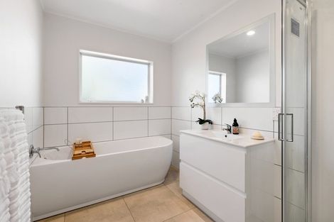 Photo of property in 198 Lakeside Drive, Orewa, 0931