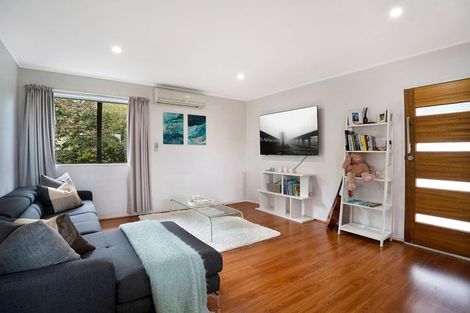 Photo of property in 2/219 Glenfield Road, Hillcrest, Auckland, 0627