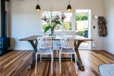 Photo of property in 15 Alison Road, Surfdale, Waiheke Island, 1081