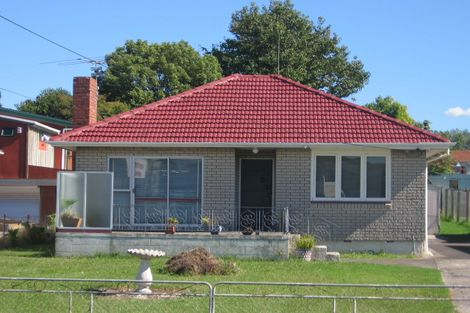 Photo of property in 24 Binsted Road, New Lynn, Auckland, 0600