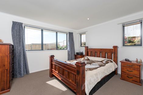 Photo of property in 13 Mcgowan Rise, Tuakau, 2121