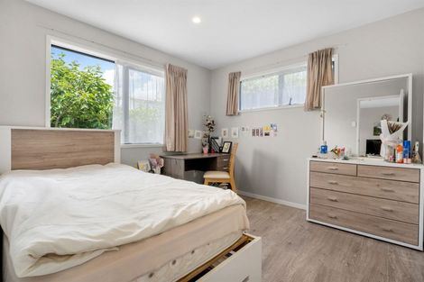 Photo of property in 30 Akoranga Drive, Northcote, Auckland, 0627