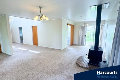 Photo of property in 1 Denver Avenue, Sunnyvale, Auckland, 0612