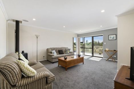Photo of property in 11 Greenwood Place, Fitzherbert, Palmerston North, 4410