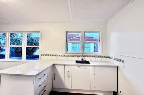 Photo of property in 15 Farnborough Crescent, Mangere, Auckland, 2022