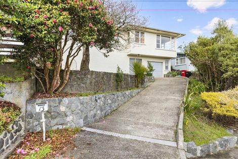 Photo of property in 13 Alder Place, Newlands, Wellington, 6037