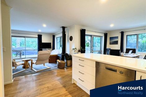 Photo of property in 296 Motutara Road, Muriwai, Waimauku, 0881