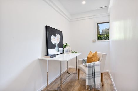 Photo of property in 2/27 Knightsbridge Drive, Forrest Hill, Auckland, 0620