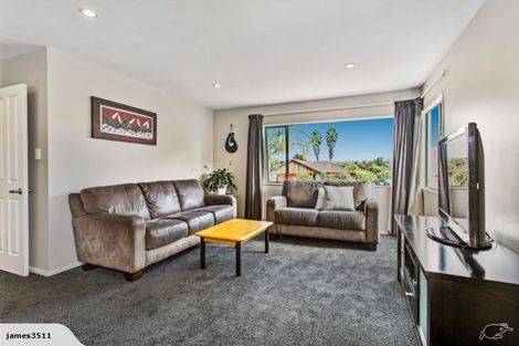 Photo of property in 17 Chedworth Drive, Glenfield, Auckland, 0629