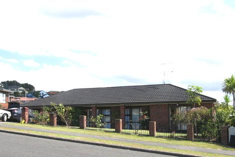 Photo of property in 2/16 Matisse Drive, West Harbour, Auckland, 0618