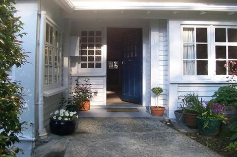 Photo of property in 27 Lower North Terrace, Kelburn, Wellington, 6012