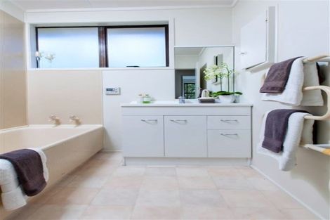 Photo of property in 1/24 Merton Avenue, Glenfield, Auckland, 0627