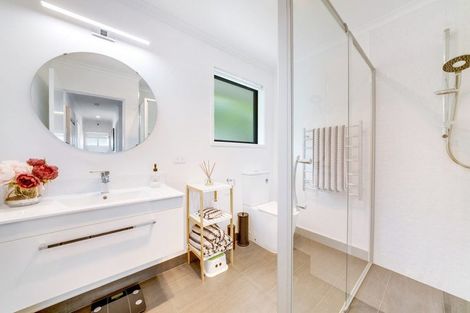 Photo of property in 42 Twin Parks Rise, Papakura, 2110