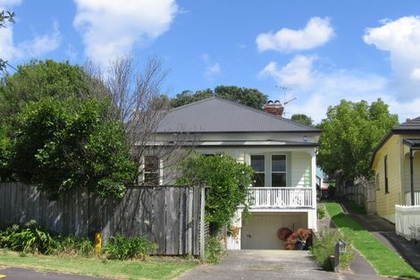 Photo of property in 17 Rutland Road, Stanley Point, Auckland, 0624