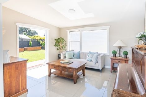Photo of property in 16 Selwyn Crescent, College Estate, Whanganui, 4500