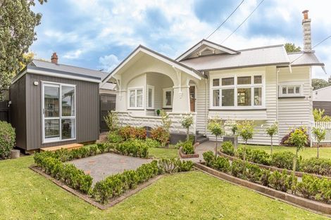 Photo of property in 16 Selwyn Crescent, College Estate, Whanganui, 4500