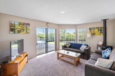 Photo of property in 11 Sandpiper Grove, Unsworth Heights, Auckland, 0632
