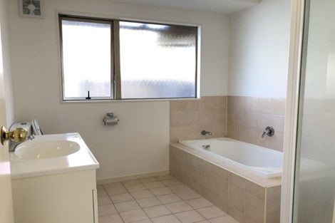 Photo of property in 4 Chapletown Drive, East Tamaki, Auckland, 2016