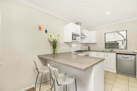 Photo of property in 2/28 Holiday Road, Stanmore Bay, Whangaparaoa, 0932