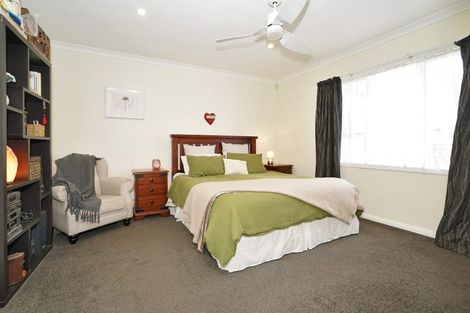Photo of property in 2 Dover Road, St Andrews, Hamilton, 3200