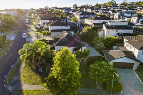 Photo of property in 1 Seresin Crescent, Flat Bush, Auckland, 2016