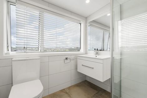 Photo of property in 904 East Coast Road, Northcross, Auckland, 0630