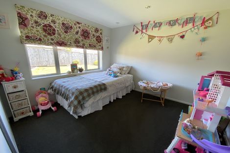 Photo of property in 9 Larmer Drive, Kumeu, 0810