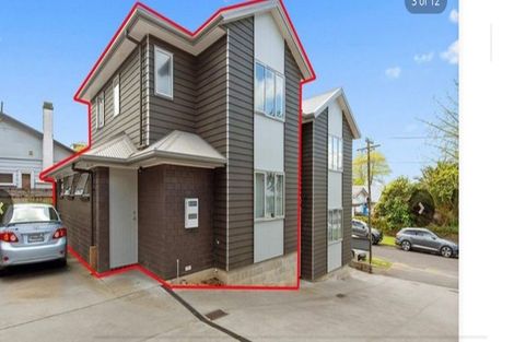 Photo of property in 2/28 Hunter Street, Hamilton Lake, Hamilton, 3204