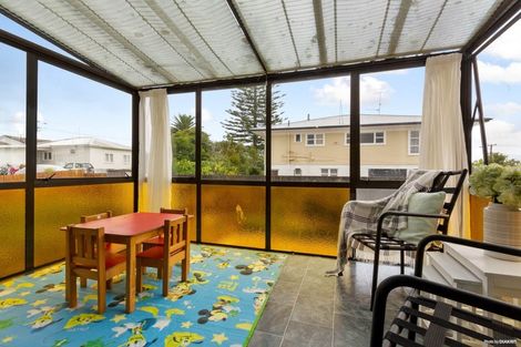 Photo of property in 2/160a Titirangi Road, New Lynn, Auckland, 0600