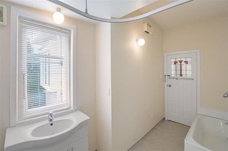 Photo of property in 10 Rimu Road, Kelburn, Wellington, 6012