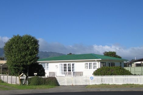 Photo of property in 11 Adrian Grove, Waikanae Beach, Waikanae, 5036