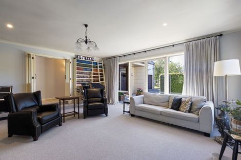Photo of property in 33 Royal Oak Drive, Kelvin Grove, Palmerston North, 4414