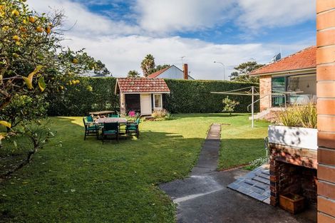 Photo of property in 11 Lake Pupuke Drive, Takapuna, Auckland, 0622