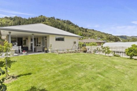 Photo of property in 118 Milton Terrace, Picton, 7220