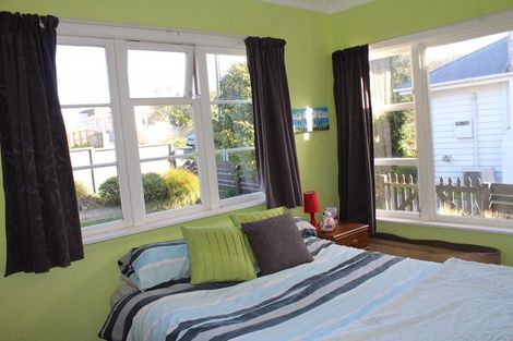 Photo of property in 21 Mexted Terrace, Tawa, Wellington, 5028