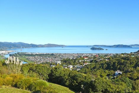 Photo of property in 9 Oceanview Terrace, Tirohanga, Lower Hutt, 5010
